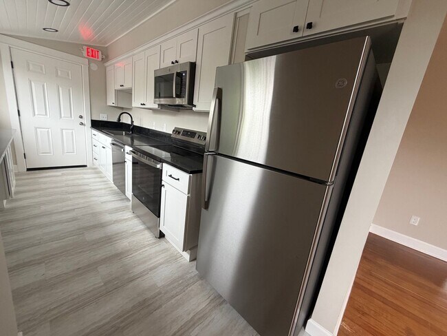 Building Photo - Gorgeous Newly Remodeled Upper Unit in Buckman with Washer/Dryer, A/C