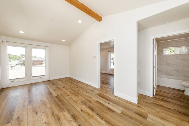 Building Photo - 1 Bedroom in Oceanside!