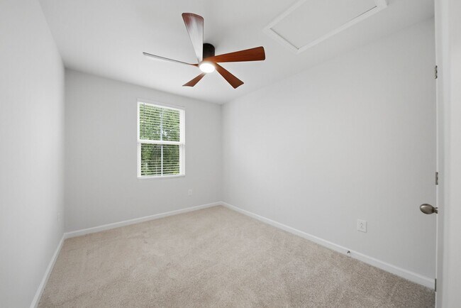 Building Photo - Modern 3 Bed 2.5 Bath Townhome in Bear Park Community