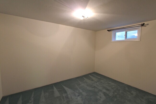 Building Photo - Spacious Wedgewood 3 bed/2 bath with fence...