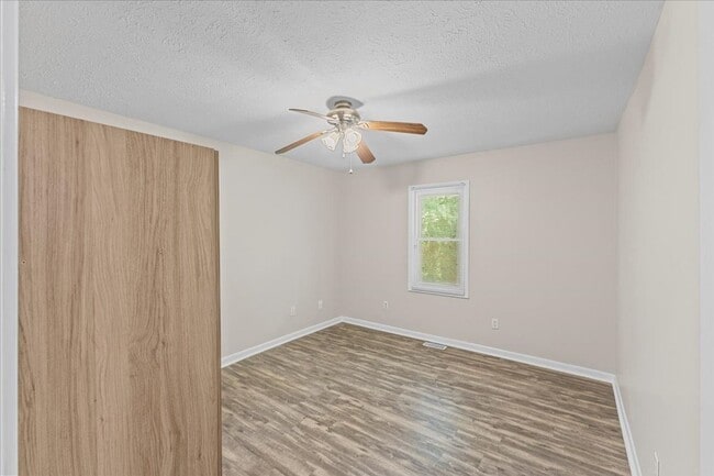 Building Photo - 4 bedroom, 2 bath home with den and garage...