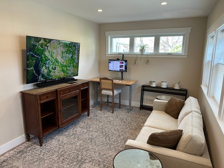 Living room - 2203 Park Ave