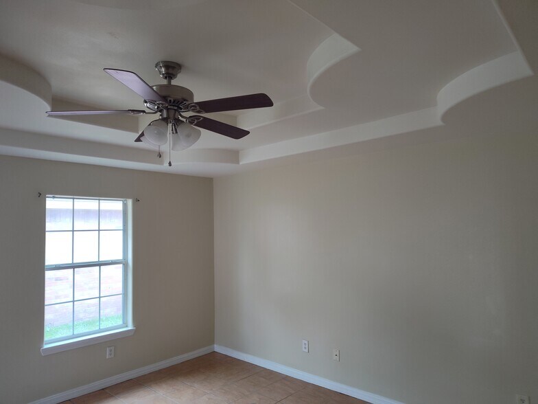 Building Photo - 2117 Aruba Dr