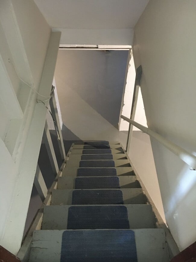 Building Photo - **2-BEDROOM HOUSE W/ DETACHED GARAGE IN BE...