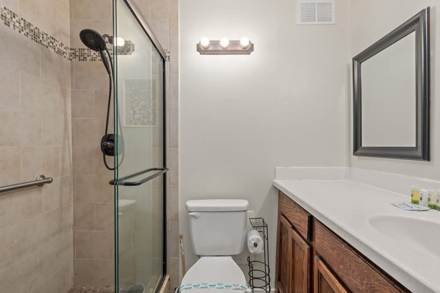 Building Photo - 8817 S Thomas Dr