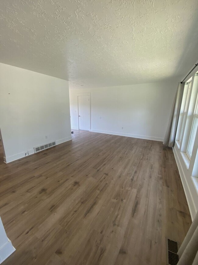 Building Photo - Candy-Coated Deal – 3 Weeks Free on 4 Bed,...