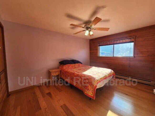 Building Photo - 230 S Brentwood St