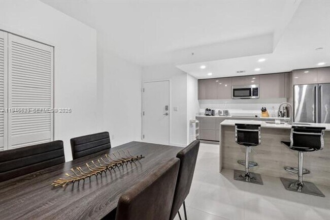 Building Photo - 13800 Highland Dr