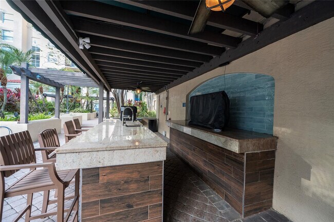 Building Photo - 520 SE 5 Ave