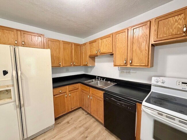 Building Photo - 116 T-Bird Ln