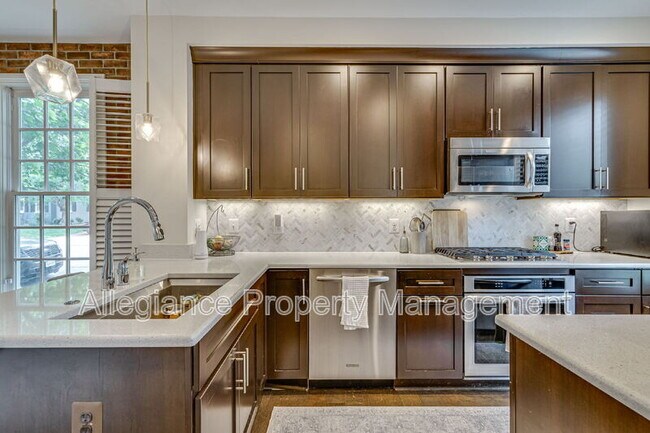 Building Photo - 944 N Columbus St