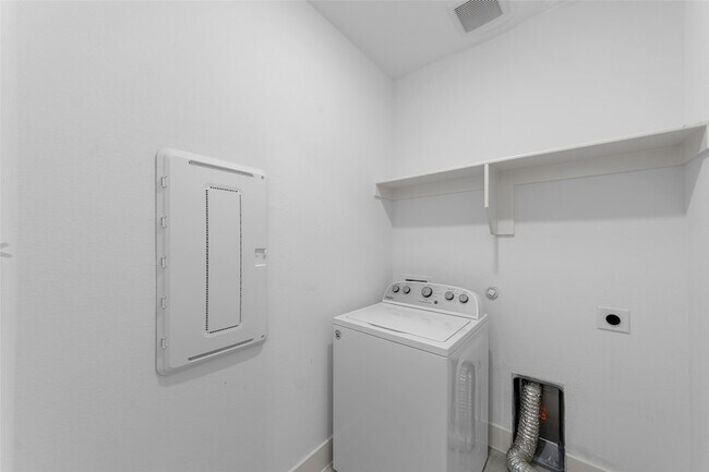 Building Photo - 2025 St Andrews Dr