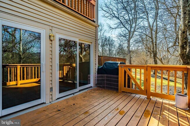 Building Photo - 227 Carriage Ct