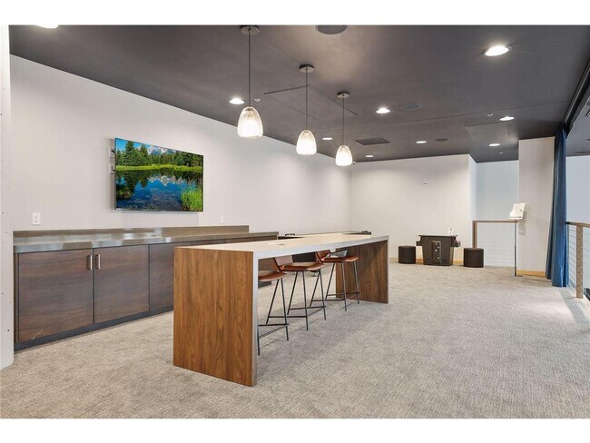 Building Photo - 215 10th Ave S