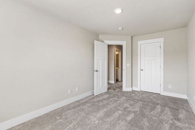 Building Photo - Craftsman 3BD Townhome Near Downtown Greenville | Garage + Granite Kitchen