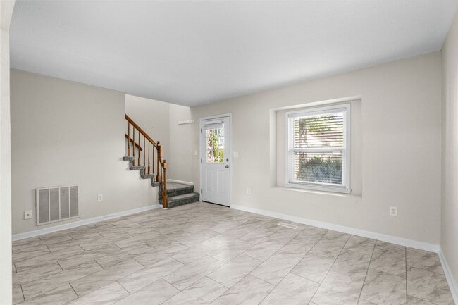 Building Photo - End unit of a Triplex within walking dista...