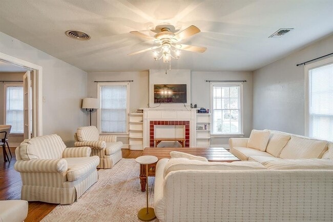 Building Photo - 3224 Cockrell Ave