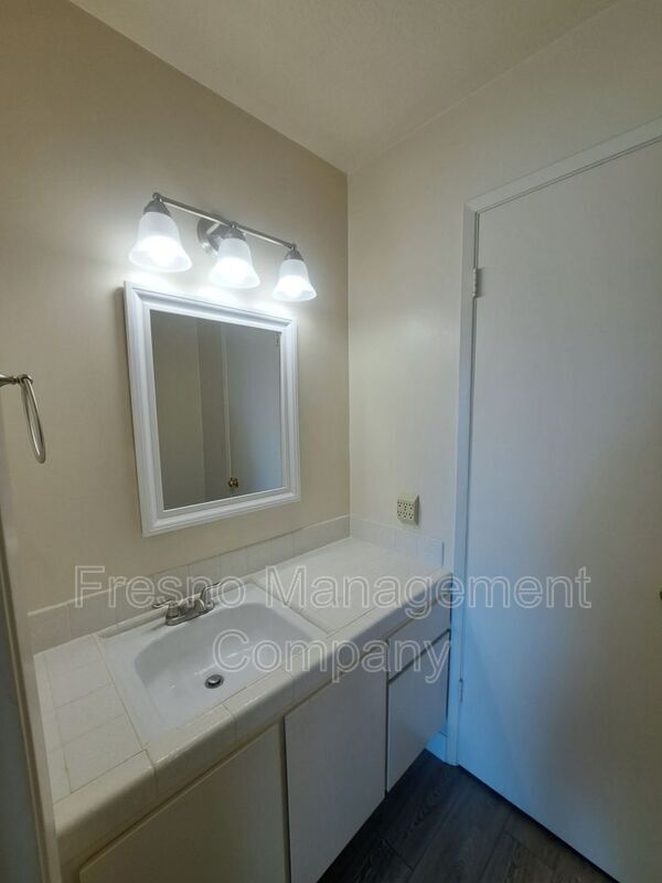 Building Photo - 4919 N Millbrook Ave