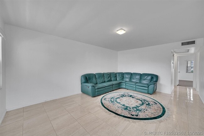 Building Photo - 486 Fanshaw L