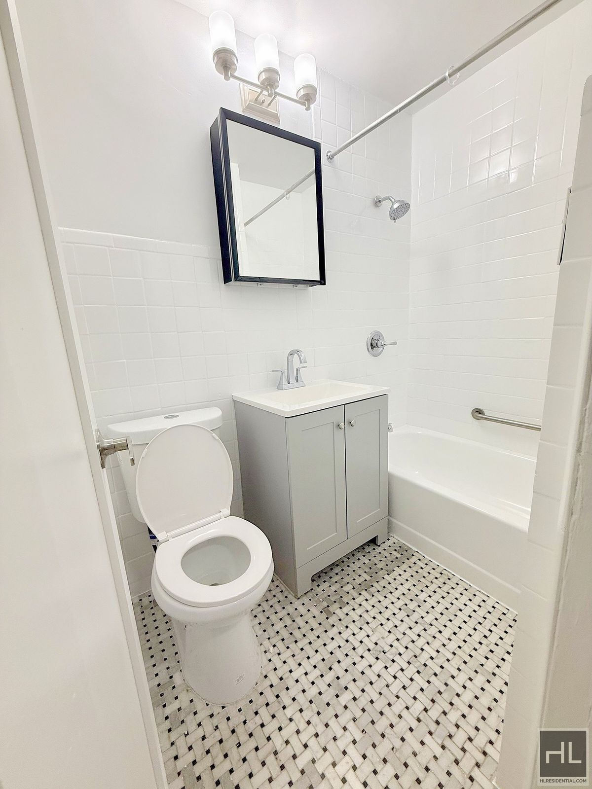 Building Photo - 252 W 76th St