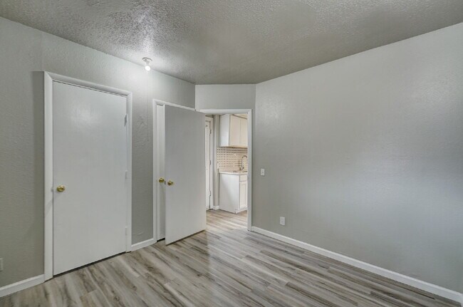 Building Photo - 1 Bedroom/1 Bathroom Available Now!