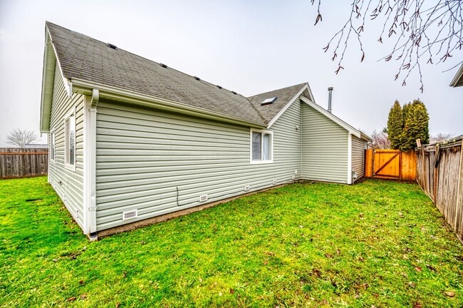 Building Photo - Rambler 3 Bedroom 2 Bath Fenced Yard - Orting