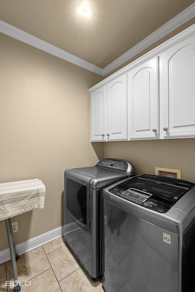 Building Photo - Check Out this 4 Bed 2 Bath with A Pool and Hot Tub