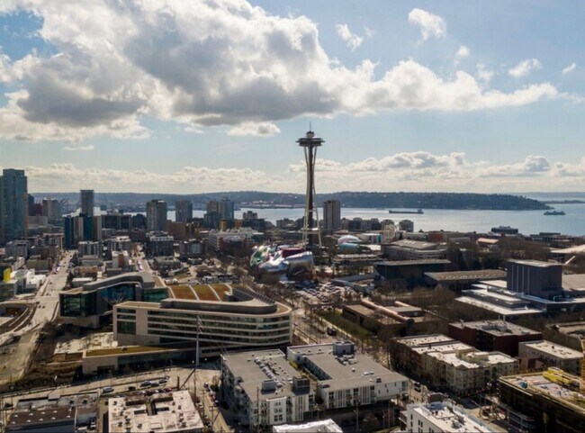 Building Photo - Queen Anne Gem with Private Balcony & Cozy...