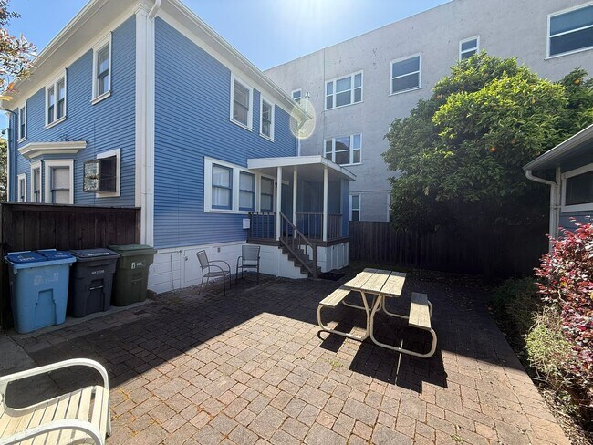 Building Photo - 5BR 1.5BA Berkeley Home | W/D, Dishwasher, Backyard + Storage Near Shattuck & Berkeley Bowl
