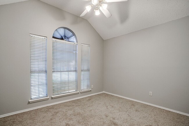Building Photo - Spacious 3 Bedroom, 2 Bath Home Waiting fo...