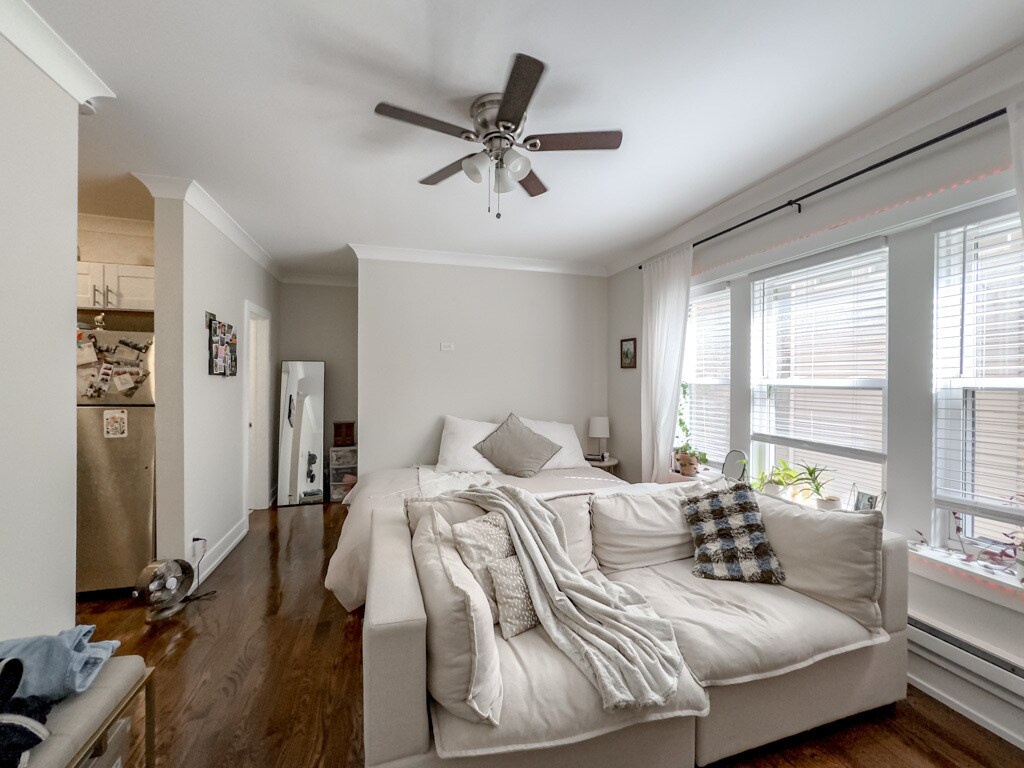 Building Photo - 648 W Roscoe St