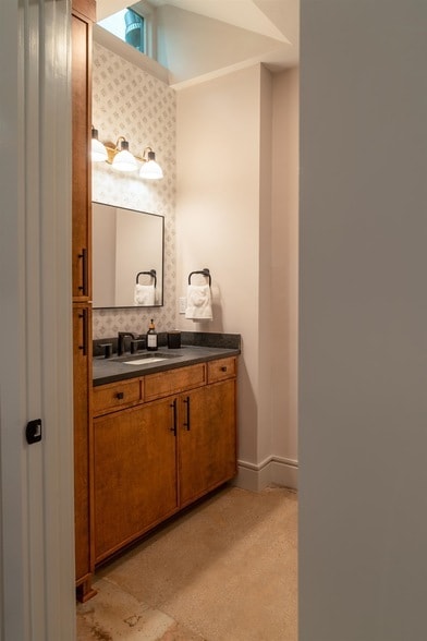 Building Photo - 612 W 8th Ave