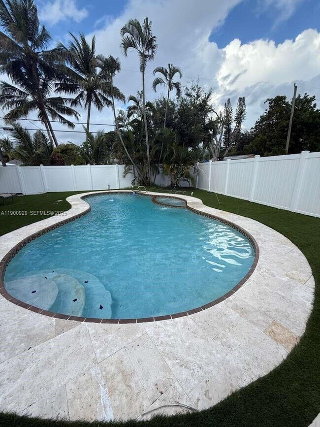 Building Photo - 2227 Roosevelt St