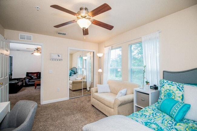 Building Photo - Oxford Terrace II: 4/4 luxury apartment just 3 blocks from UF & 1 block from Sorority Row. Now Re...