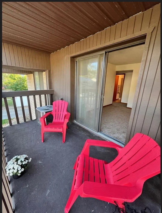 balcony - 884 N Prairie Ave