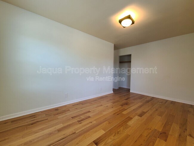 Building Photo - 547 Archer Ave