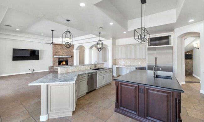 Building Photo - 3324 E Suncrest Ct