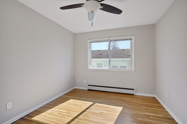 Building Photo - Large Renovated 1 Bedroom