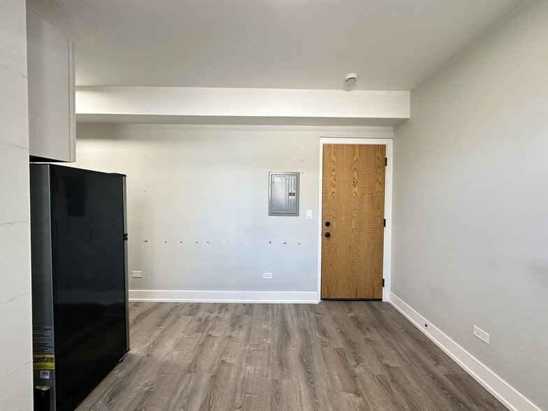 Building Photo - 517 W Belmont Ave