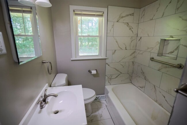 Building Photo - Fully Remodeled & Move-in Ready!