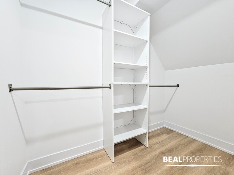 Building Photo - 428 W Belden Ave