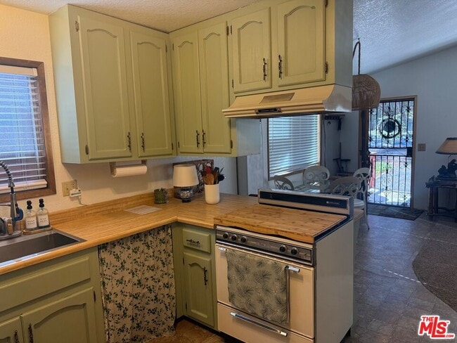 Building Photo - 42810 Willow Ave