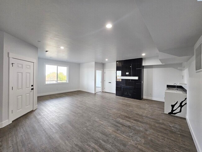 Building Photo - Rambler/Basement with Territorial Views
