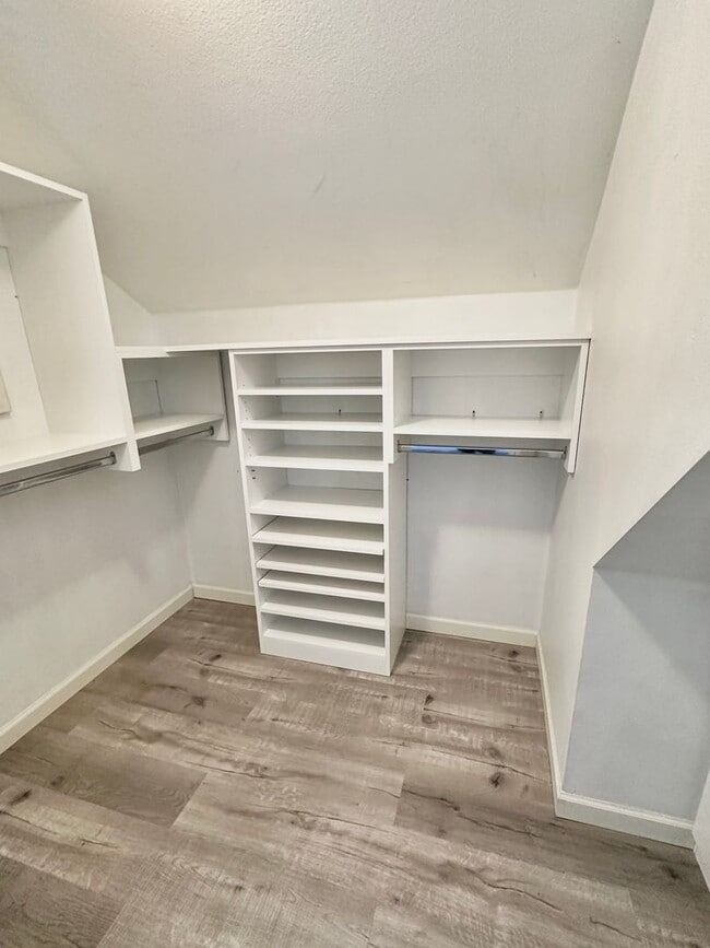 Building Photo - Modern 3 bedroom, 2.5 bathroom Townhome in Mapleleaf!
