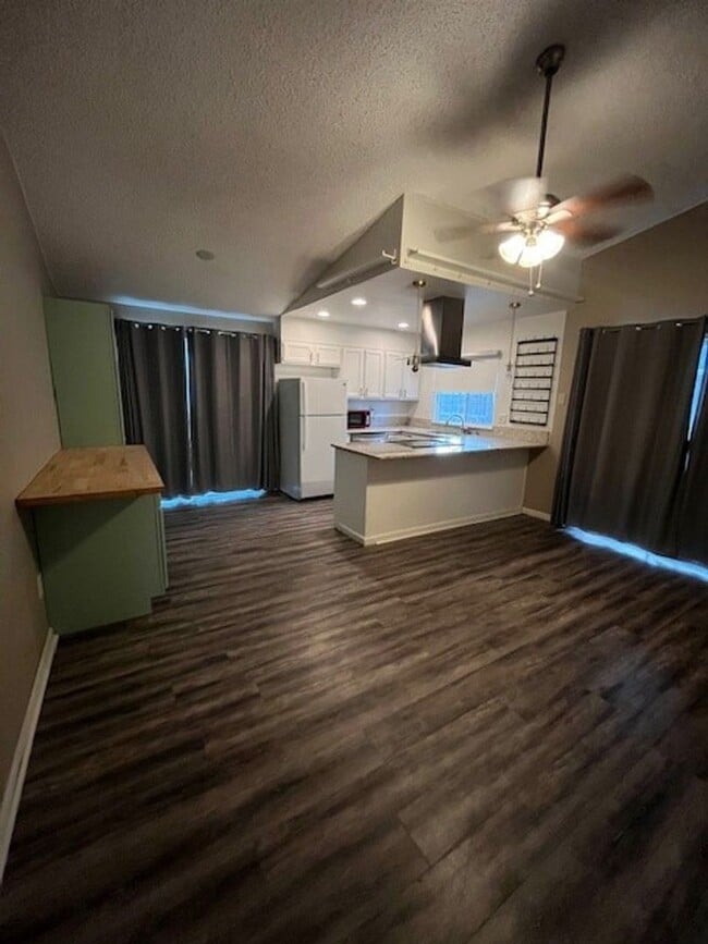 Building Photo - 5725 Sage Dr