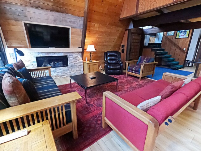 Primary Photo - Winter Lease - Less than half a mile to Bu...