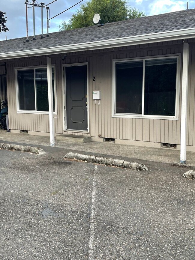 Building Photo - Pet Friendly 2 Bedroom in Lebanon!