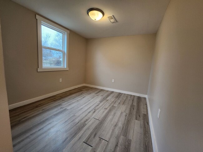 Building Photo - Spacious 3-Bedroom, 1-Bathroom Home AVAILABLE NOW!!