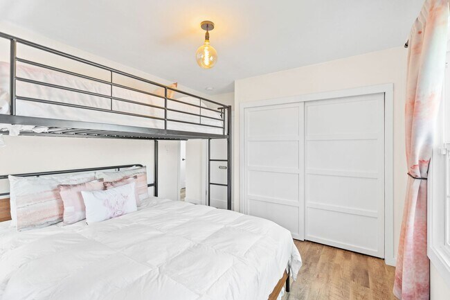 Building Photo - Fully Furnished 3-Bedroom, 1-Bath Modern B...