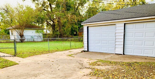 Building Photo - Large 1BD 1BA Apartment with Bonus Area Located in Historic Miller Neighborhood!!